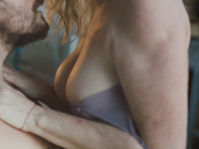 Anna Geislerova seins nus dans Caravan (2025)