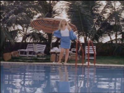 Lee Anne Beaman nue dans Tropical Heat (1993)