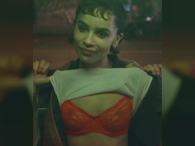 Zoe Kravitz seins nus dans Caught Stealing (2025)