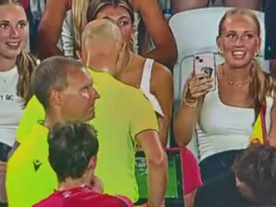 Un enfant trolle un arbitre
