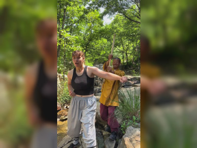 Une femme s'entraîne au kung-fu