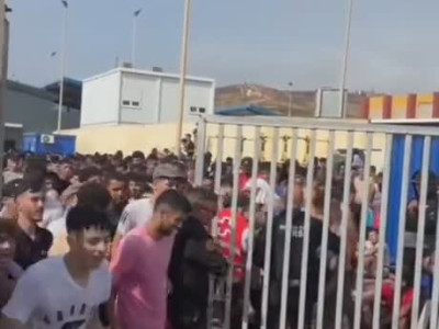 Des milliers de migrants passent illégalement la frontière de Ceuta en Espagne