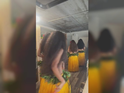 Danseuses hawaïennes dans les coulisses