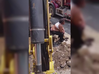 Elle reste coincée sur une pelleteuse
