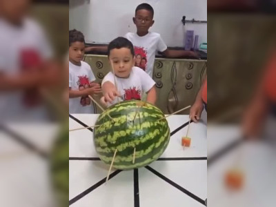Des enfants jouent avec une pastèque