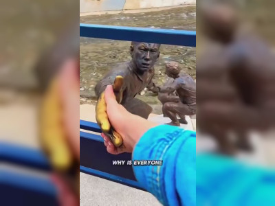 Une statue en hommage à un sauvetage de chien