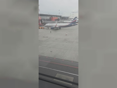 Deux passagères en retard courent sur le tarmac