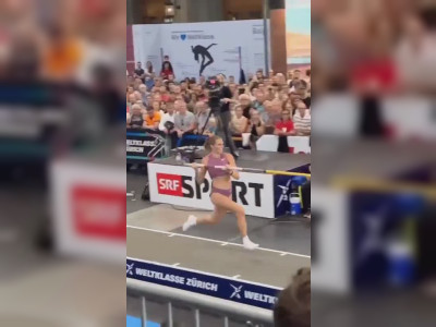 Lancer de javelot dans une gare bondée