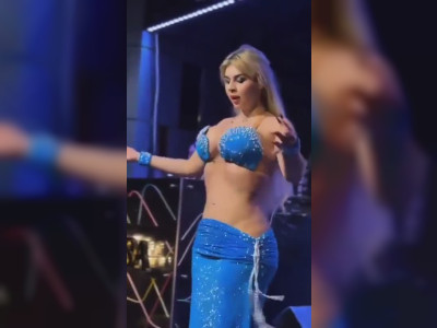 Une danseuse orientale sur scène