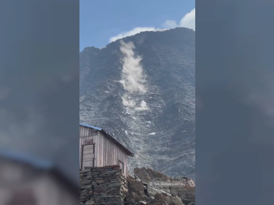Un alpiniste surpris par une chute de pierres