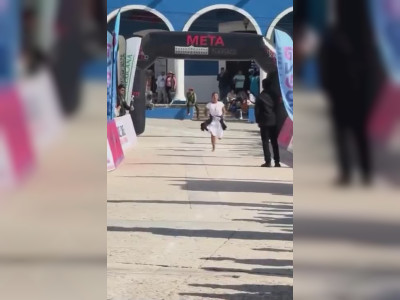 Elle remporte une course de 14 km pieds nus