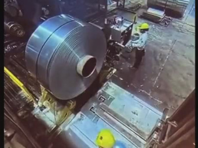 Un aimant industriel soulève une bobine d'acier