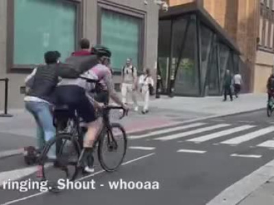 Des cyclistes ignorent le passage piéton