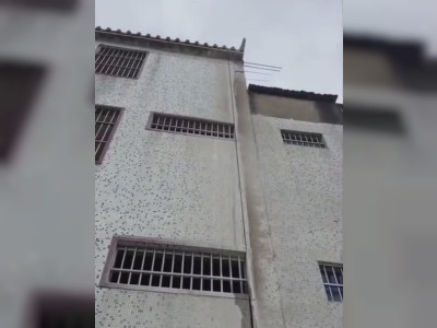 Un câble diamanté tranche un bâtiment en deux
