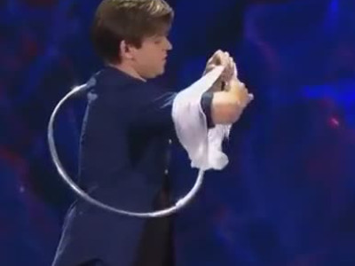 Un magicien réalise un tour de magie