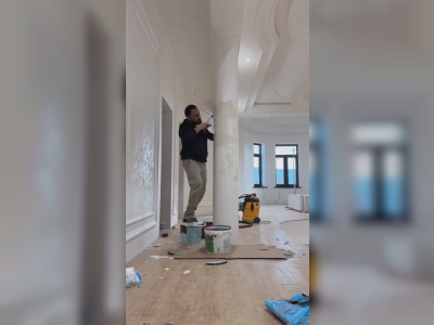 Il peint une colonne en faux marbre