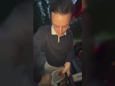 Une tronçonneuse cachée dans le coffre
