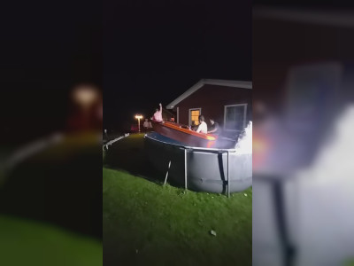 Un bateau à moteur dans une piscine hors-sol