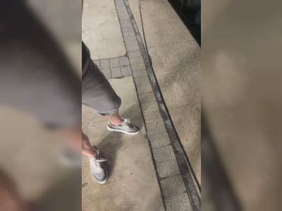 Suspendu à la passerelle non fixée d'un bateau