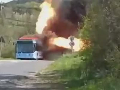 Un bus prend feu sur une route de campagne