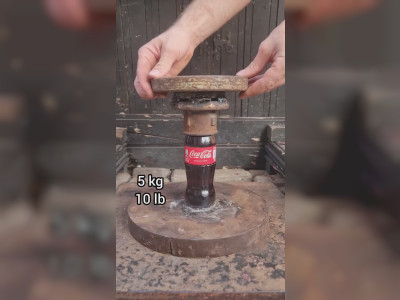 Le poids que peut supporter une bouteille de Coca