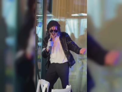 Un sosie de Michael Jackson affronte une enceinte