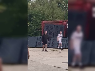 Un jeu de foot pour viser une poubelle