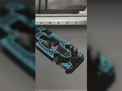 Une voiture radiocommandée imprimée en 3D