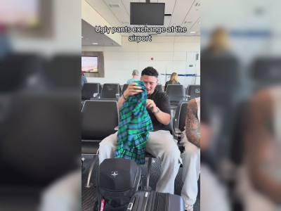 Échange de pantalons ridicules à l'aéroport