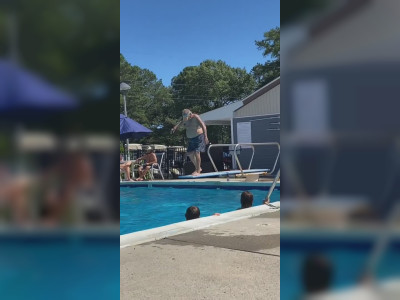 Un grand-père tente un plongeon acrobatique