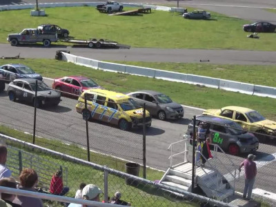 Un pick-up bascule pendant une course