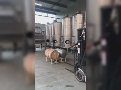 Un fût de vin se transforme en geyser