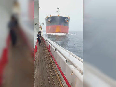 Un vraquier croise un bateau de pêche