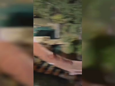 Un feu d'artifice aux fesses sur un toboggan