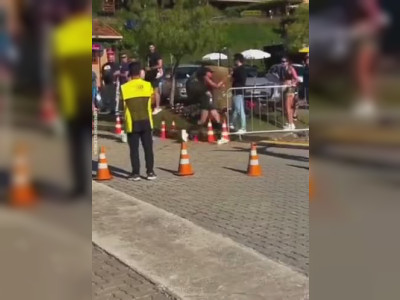 Un coureur triche en tirant les barrières
