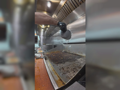 Nettoyer une plaque de cuisson avec des glaçons