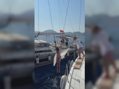 Une femme tirée entre deux voiliers