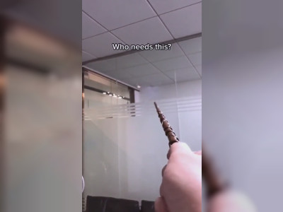 Une baguette Harry Potter qui lance du feu