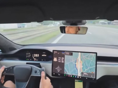 Éclatement d'un pneu de Tesla à 286 km/h