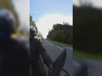 Une sortie de route à moto dans les bois