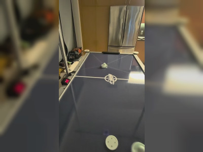Une partie d'air hockey contre un robot
