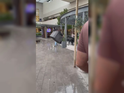 Une femme heurtée par un fauteuil suspendu