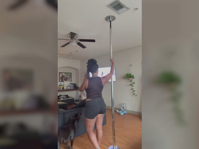Une pole dance contre une tête de sprinkler