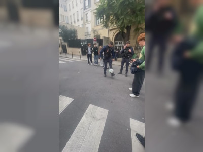 Une brésilienne entre policiers et lycéens à Paris