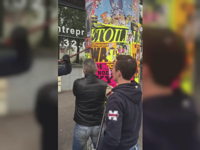 Arracher des années d'affiches publicitaires