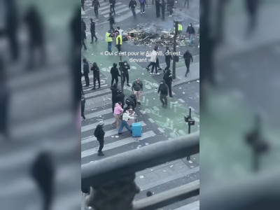 Deux touristes au milieu d'une manifestation