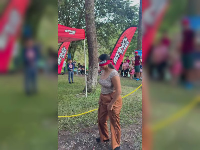 Une championne de corde à sauter en démonstration