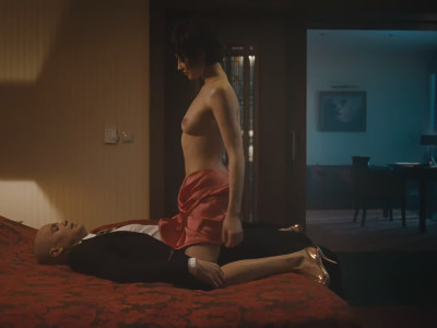 Olga Kurylenko seins nus dans Hitman (2007)